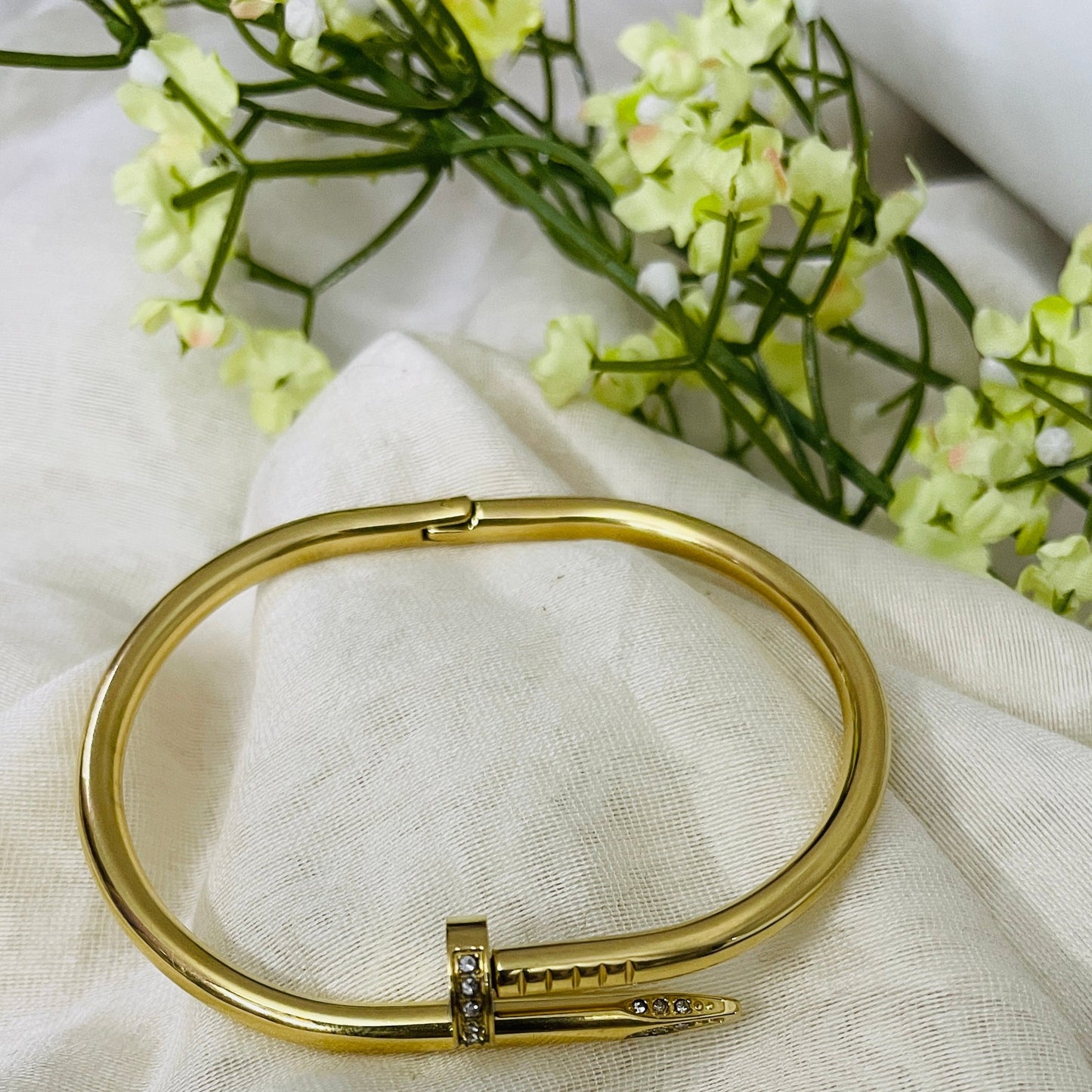 Nail open studded lock bracelet