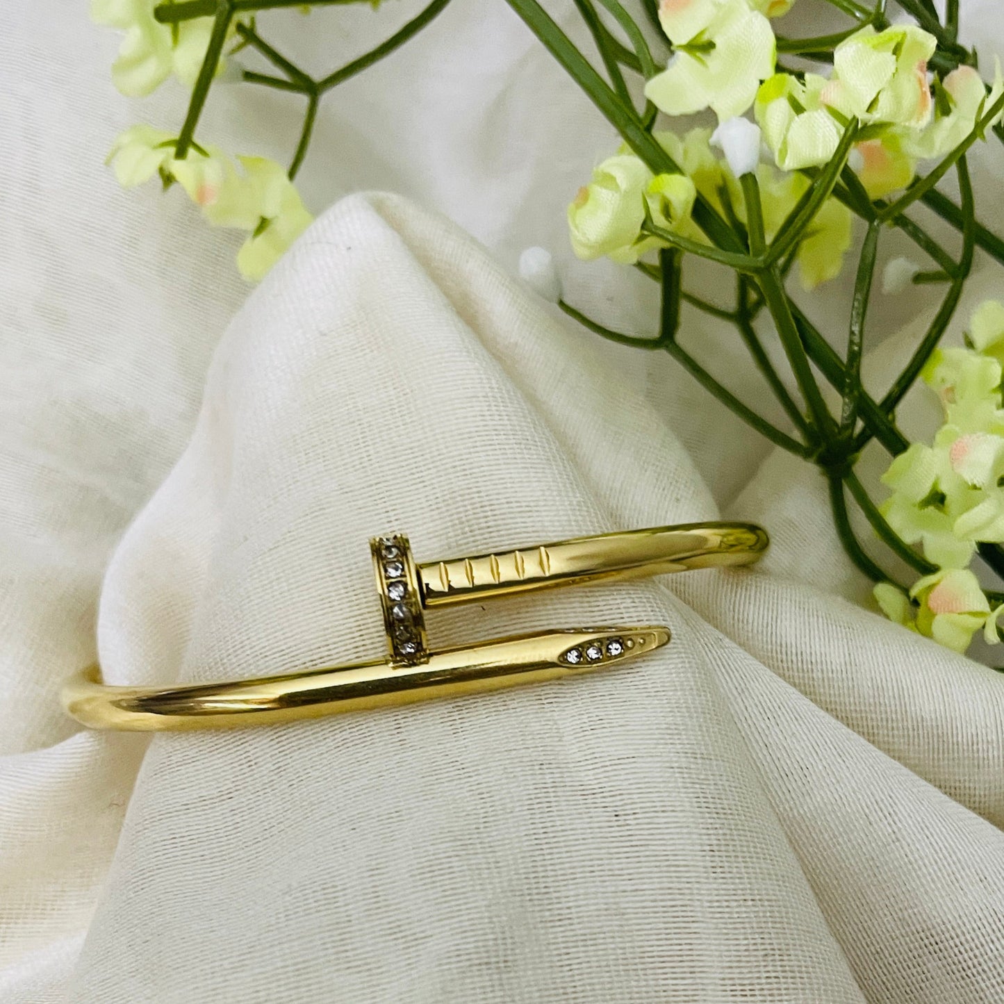 Nail open studded lock bracelet