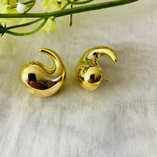 Whirlwind stud earrings